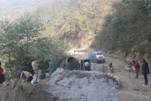 कालोपत्रको काम अलपत्र छाडेर निर्माण व्यवसायी पुनः सम्पर्कविहीन