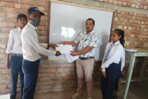 सरस्वती माविमा विधार्थीले शिक्षकको निगरानी गर्ने