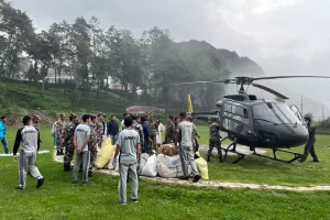 विपद् प्रभावितका लागि हेलिकप्टरबाट राहत सामग्री ढुवानी