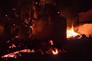 इलामको बाह्रलाखेमा भिषण आगलागी : आठ घर जलेर नष्ट, उद्धार कार्य जारी