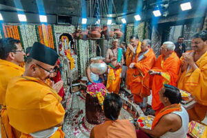प्रचण्डले पूजा गरेको फोटो शेयर गर्दै बाबुरामको प्रश्न : हामी कता जाँदैछौं ?