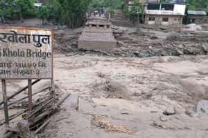 बाढीले हेवाखोलाको पुल बगाएपछि ताप्लेजुङमा ग्यास र पेट्रोलिय पदार्थको अभाव