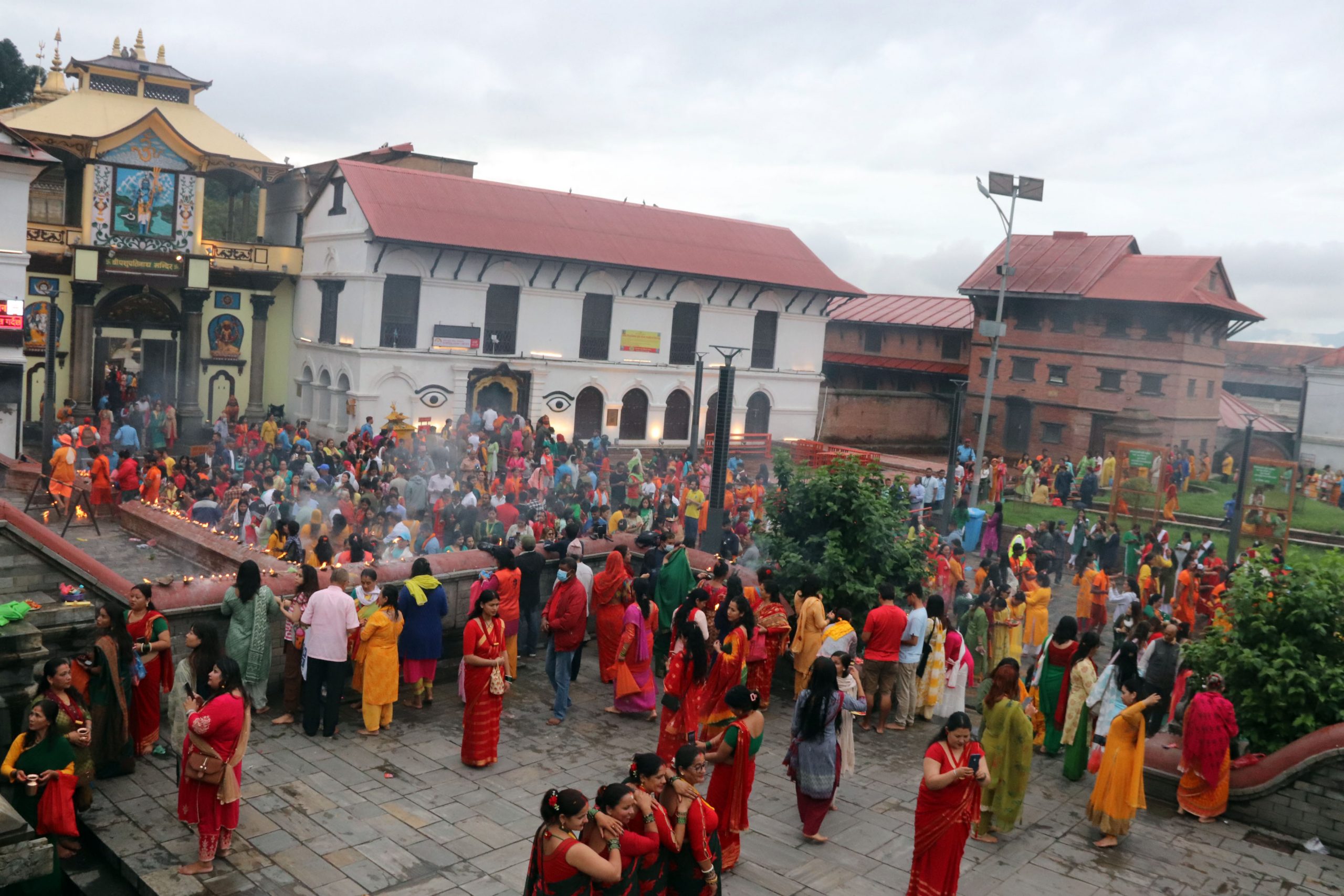 आज साउनको पहिलो सोमबार, पशुपति लगायत शिवालयमा भक्तजनको घुइँचो