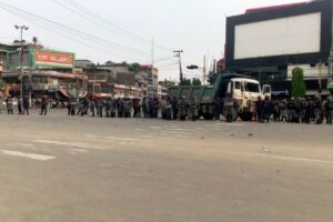 इटहरीमा ट्रिपरले महिला मारेपछि स्थिती तनावग्रस्त, आक्राेशित भिडले ट्राफिक डिभाइडर र बाेर्ड जलाए