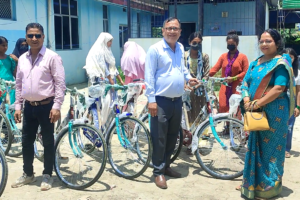 सामुदायिक विध्यालयका छात्राहरुलाई साईकल वितरण