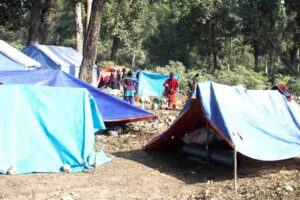 दुई वर्षदेखि त्रिपालमुनि बस्न बाध्य छन संखुवासभाका पहिराेपिडित