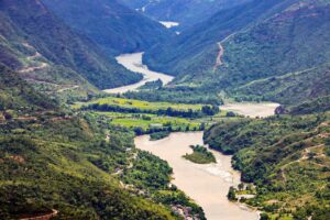 अरुण नदीको कटानले भोटखोलामा एक घर विस्थापित, १७ घर उच्च जोखिममा