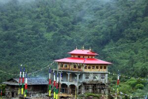 ताप्लेजुङकाे तोक्पेगोलामा सहयोग संकलन गरेर दुई करोडको गुम्बा निर्माण