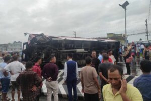 तरहरामा बस दुर्घटना : १३ जना भन्दा बढी घाइते, चालक र सहचालक फरार