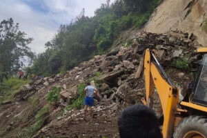 मेची राजमार्गको सात ठाउँमा पहिरो, सवारी साधन बीच बाटोमै थन्किए