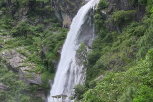 पर्यटकको आकर्षक गन्तव्य बन्दै भोजपुरको महभिर झरना