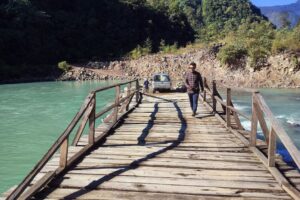 पक्की बनाउन बजेट नभएपछि तमोर तर्न निर्माण गरियो काठको पुल