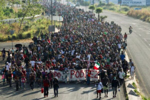 ‘गरिबीको प्रस्थान’ ब्यानरसहित ८ हजार आप्रवासी अमेरिकी सीमातर्फ प्रस्थान