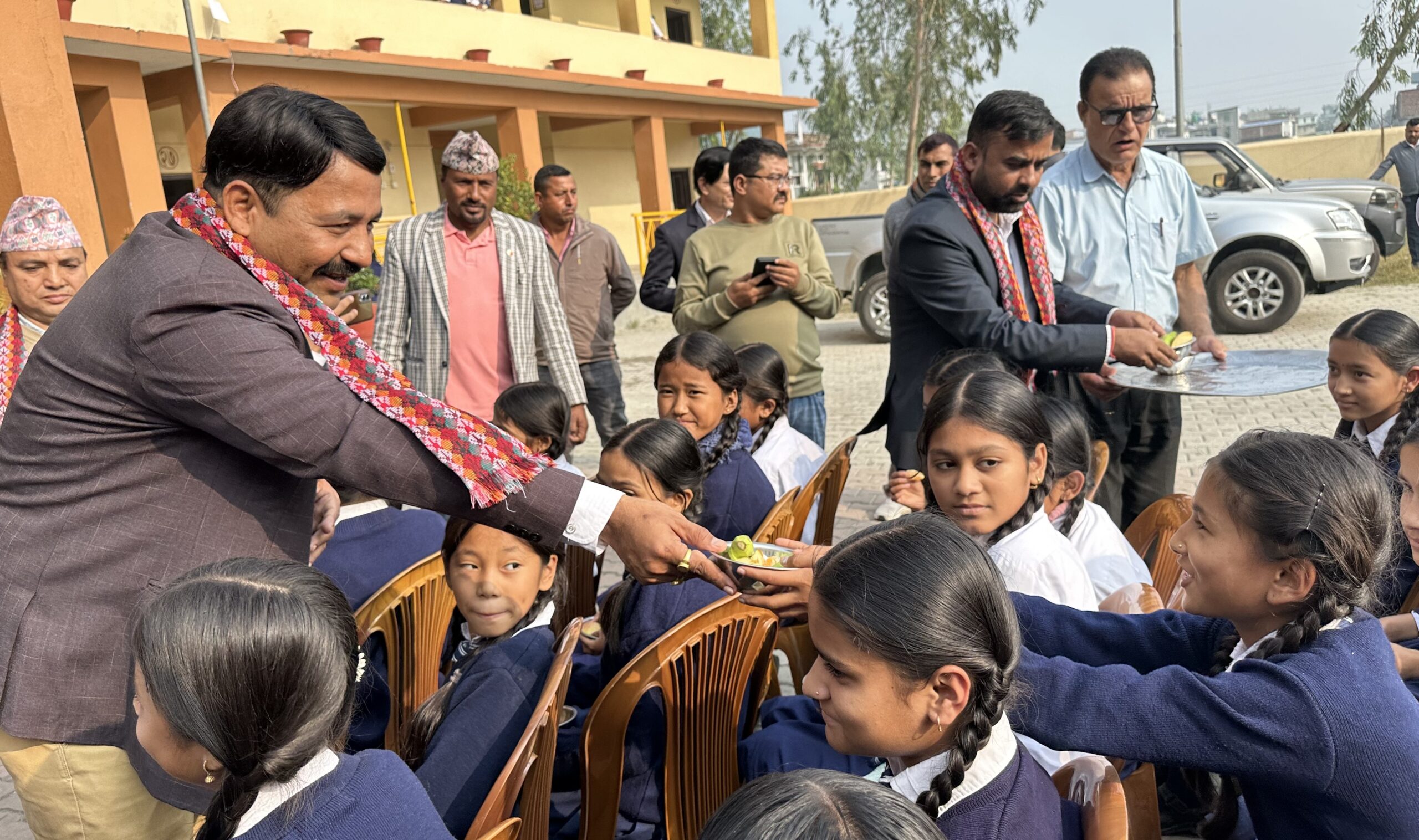इटहरीका सरकारी विद्यालयमा नेपालमै पहिलो पटक मेन्यु सहितको दिवा खाजा सुरु