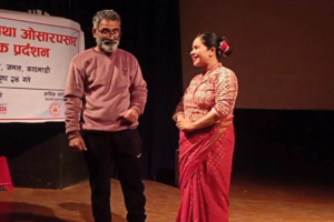 कलाकार निरु निर्देशित नाटक ‘शान्तिको साथ’ मञ्चन