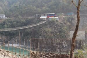 दूधकोशीको पुल निर्माण अलपत्र हुँदा स्थानीयलाई सास्ती