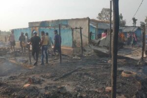 रंगेलीमा विद्युत प्राधिकरणको लापर्वाही , लत्रेकाे तार नहटाउदा क्षणभरमै सकीयाे सतार बस्तीका २५ घर