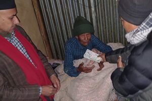खाेटाङका अग्निपीडितलाई १० हजारका दरले आर्थिक सहयोग