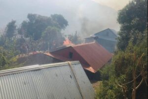 जङ्गलको डढेलो बस्तीमा पस्दा भोजपुर टक्सारमा ६ घर जले, आगो नियन्त्रण बाहिर
