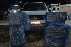 स्कारपियोभित्र लुकाइराखेको १४ पोका गाँजा बरामद