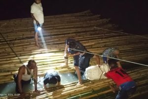 सप्तकोशी नदीमा बाँसको झाकमुनि लुकाइएको २२५ केजी गाँजासहित दुई पक्राउ