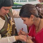 इनरुवामा महिलाहरूलाई निःशुल्क मेहन्दी लगाइयो