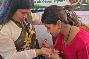 इनरुवामा महिलाहरूलाई निःशुल्क मेहन्दी लगाइयो
